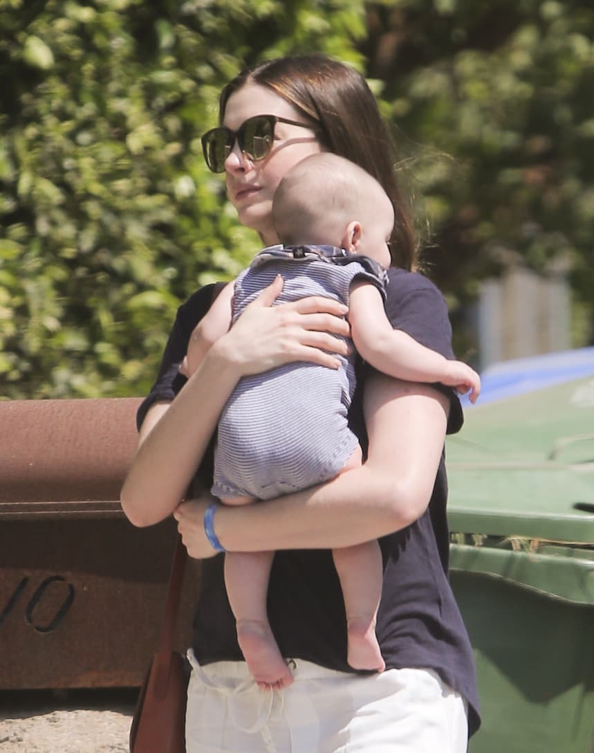 Así que el bebé Jonathan fue a conocer al "tío Matthew", co-estrella de Anne en 'Interstellar'.