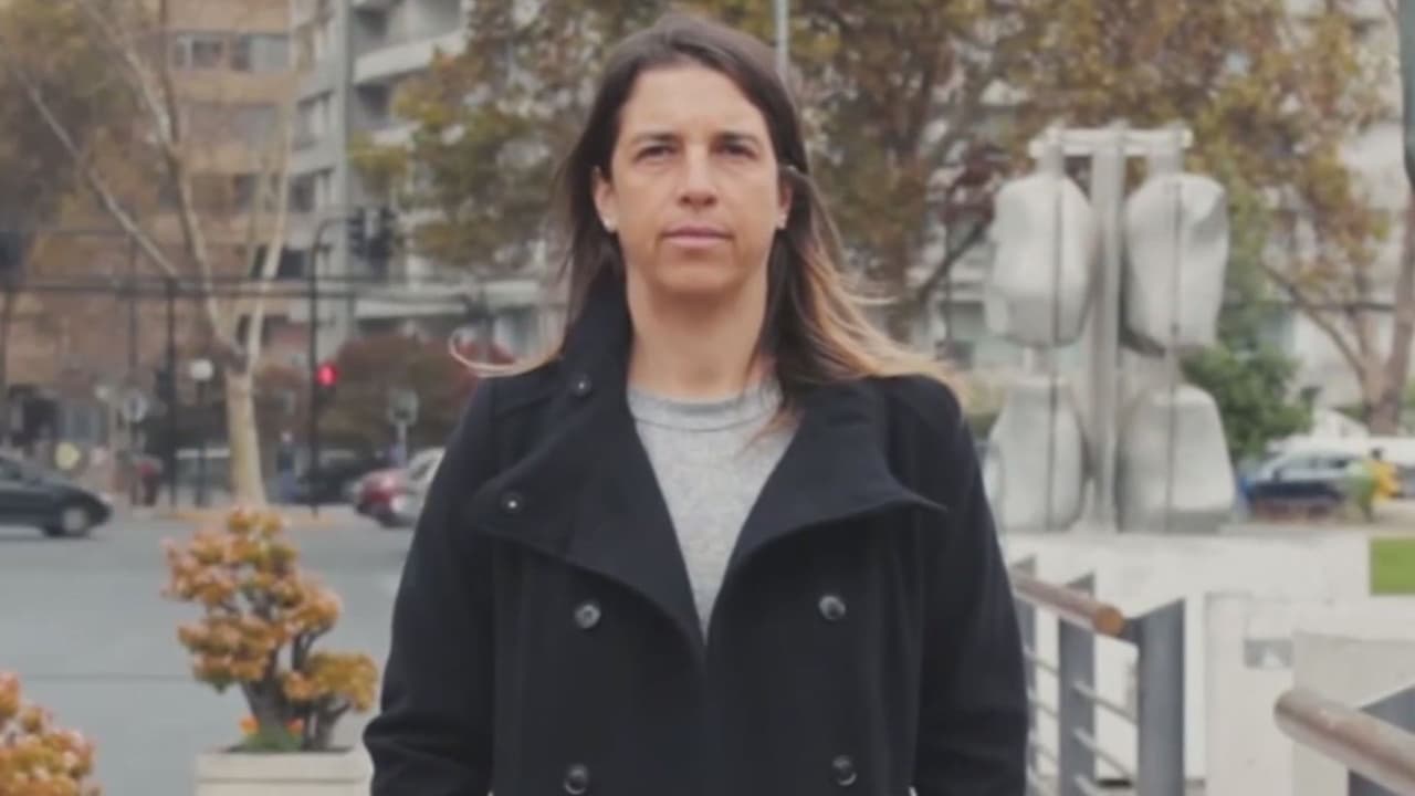 <b>Mira también:</b> Constanza del Río cuenta que su madre la entregó por "vergüenza social" y que fue encerrada en un convento por sus padres para que nadie se enterara que estaba embarazada. Ella descubrió su historia de nacimiento y ahora ayuda, a través de la 
<b>fundación Nos Buscamos</b>, a que otras personas que fueron adoptadas encuentren sus raíces. Si usted es víctima de un proceso fraudulento (o conoce a alguien víctima de engaños durante las gestiones de adopción), repórtelo a FBI Detroit al número 313-965-2323 o llame al 1-800-CALL-FBI. También puede reportar sus sospechas a 
<b>tips.fbi.gov</b>. Más información en 
<b>ic3.gov</b>, 
<b>detroit.fbi.gov</b> o 
<b>fbi.gov/adoptionfraud</b>.