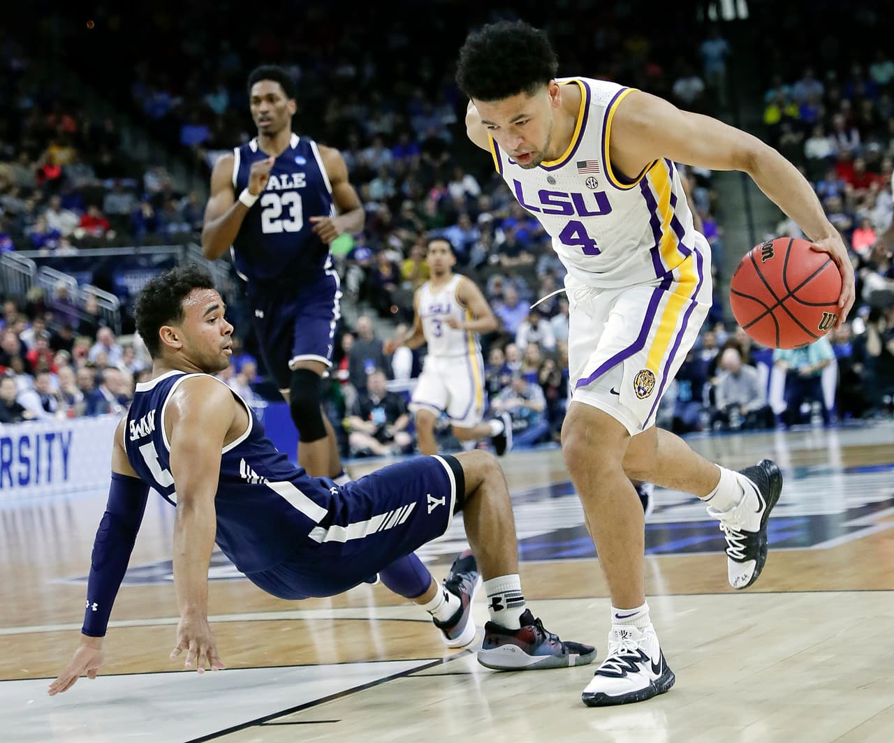 <b>Yale (14) 74-79 LSU (3)</b>. No fue nada fácil, pese al pronóstico inicial, pero los Tigers de Louisiana State superaron a los Bulldogs de Yale en un paretado partido por la Región del Este. Skylar Mays (4) anotó 19 puntos para la causa de LSU.