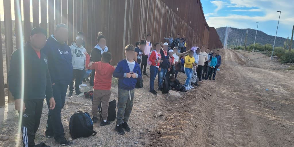 Un grupo de 47 migrantes cubanos y nueve niños no acompañados de Guatemala se entregaron el domingo por la tarde. En total los 56 migrantes fueron procesados por agentes en la estación de Ajo cerca de Lukeville.