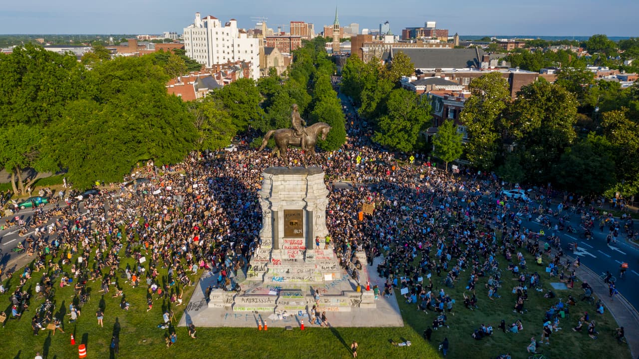 En esta foto tomada con un avión no tripulado, un gran grupo de manifestantes se reúnen alrededor de la estatua del general confederado Robert E. Lee en Monument Avenue, cerca del centro de la ciudad, el martes 2 de junio de 2020, en Richmond, Virginia.