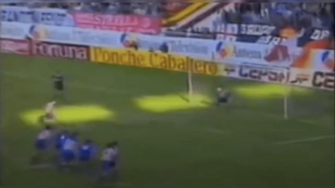 <b>¡Luis no lo pensó dos veces!</b>
<br>El mexicano tomó la pelota, acomodó en el punto penal y pateó con potencia porel centro del arco para romper el cero.