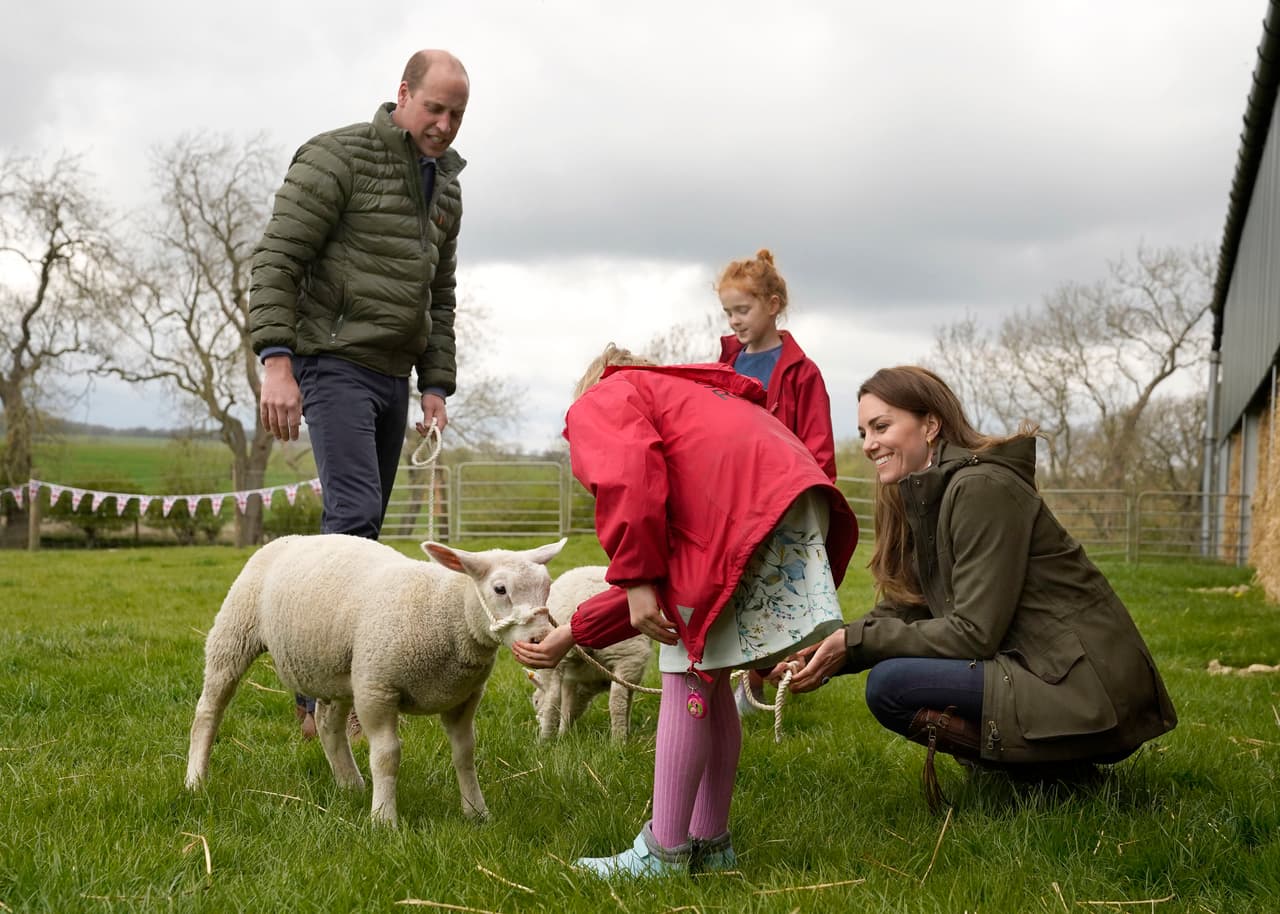 Ella ya 
<b><a href="https://www.univision.com/entretenimiento/de-novela-la-historia-de-amor-del-principe-william-y-kate-middleton-que-tuvo-sus-altibajos-video" target="_blank">había iniciado una relación amorosa con el príncipe William</a></b> cuando eran estudiantes de la Universidad de St. Andrews, una mítica localidad de Escocia en donde se atribuye que nació el golf.