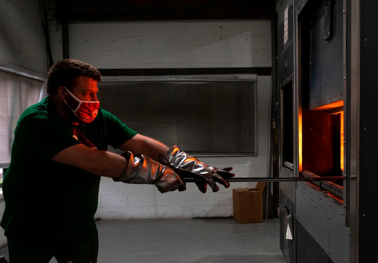 Madre recibiría medio millón de dólares por cremación de hijo sin permiso