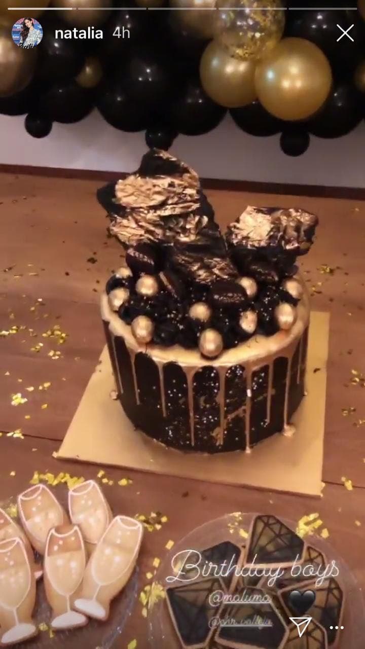 Este fue el segundo pastel de cumpleaños del cantante, con detalles dorados y negros, al igual que la decoración de globos que enmarcó la velada.