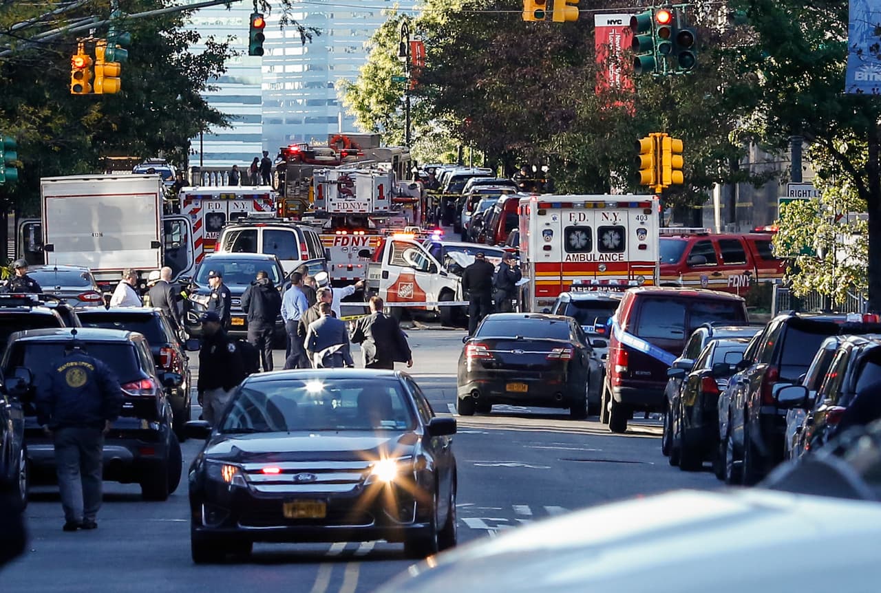 Hay una gran cantidad de vehículos policiales cerca de West Side Highway.