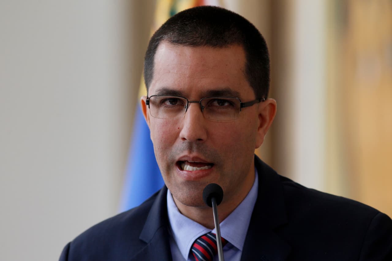 El canciller venezolano Jorge Arreaza habla en una reunión con el cuerpo diplomático en sus oficinas en Caracas, sábado 12 de agosto de 2017. Venezuela rechazó el sábado la declaración del presidente estadounidense Donald Trump, quien indicó que está considerando una posible acción militar en el país suramericano. La Cancillería condenó, a nombre del gobierno venezolano, el pronunciamiento de Trump, que fue considerado como una “amenaza directa contra la paz y la estabilidad” del país suramericano (AP Foto/Ariana Cubillos)