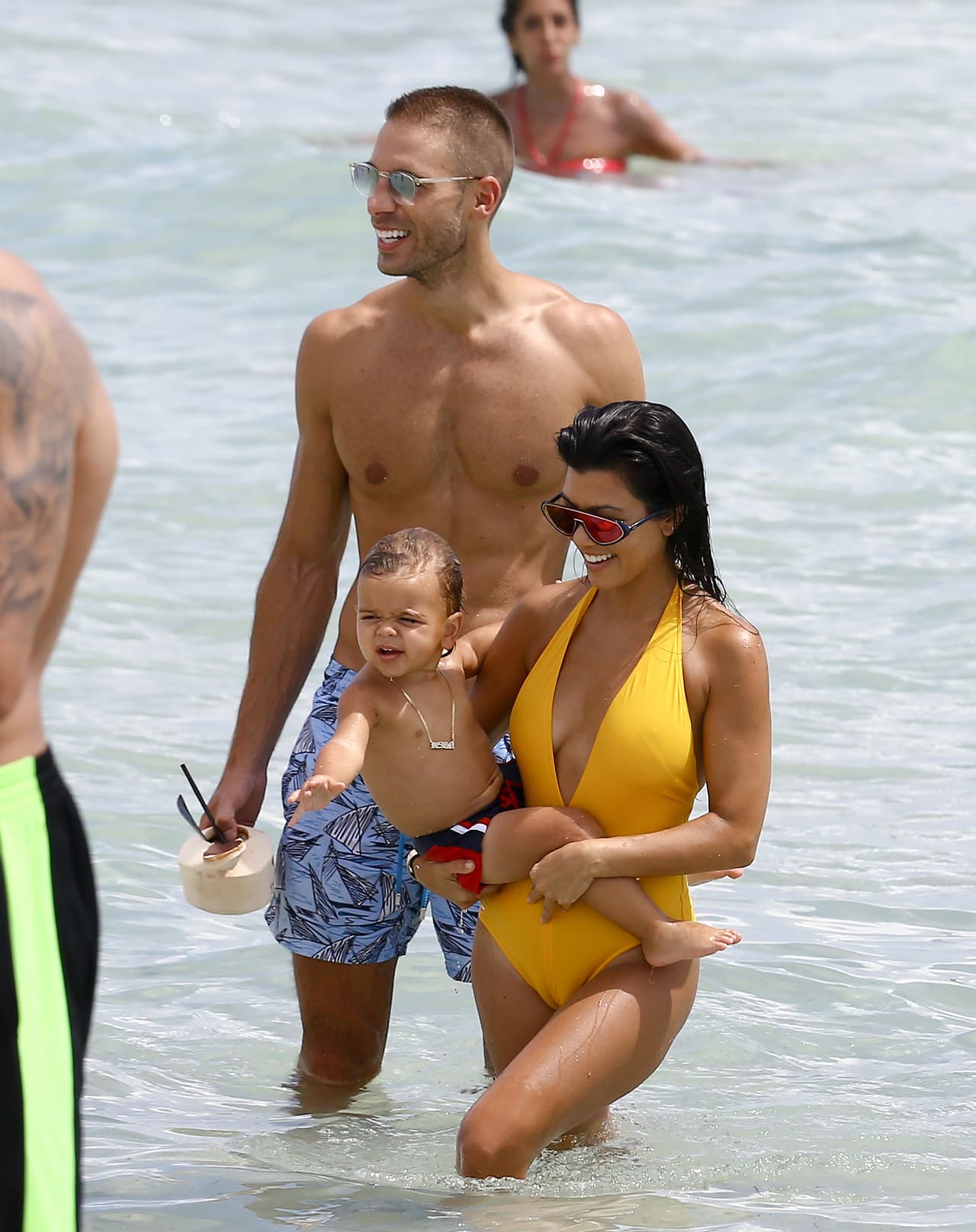 La estuvo escoltando y cuidando muuuy bien.