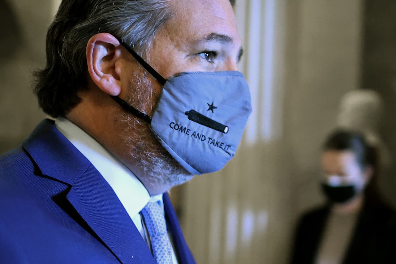 El
<b> senador Ted Cruz</b> dijo que un
<b>vínculo directo de Trump con el motín pro-Trump estaba "sorprendentemente ausente". </b>
<br>
<br>El republicano de Texas afirmó que "no hay un candidato político en el país", incluidos "todos y cada uno de los senadores demócratas", que no hayan usado el mismo lenguaje que Trump.