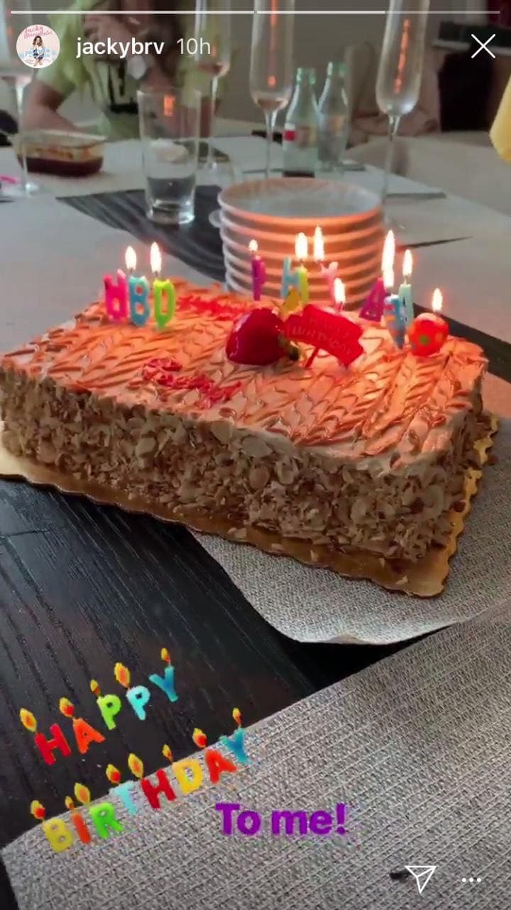 Jacky Bracamontes las complació y sopló las velitas del pastel sin dar tiempo a que le cantaran las tradicionales 'Mañanitas' o el 'Happy Birthday'.