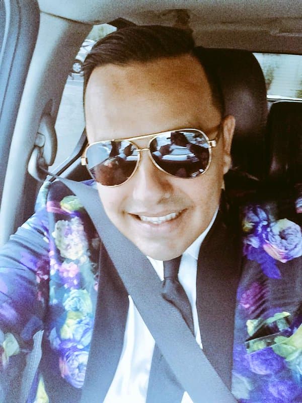 Desde pequeño Carlos mostró su inquietud por la música, así que en 1991 entró al grupo Junior’s Camino.