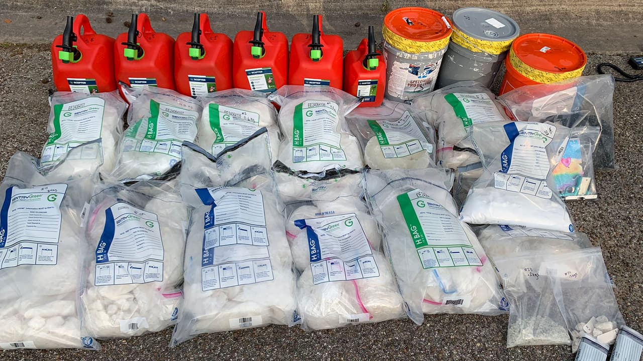 Los oficiales removieron alrededor de 112 kilogramos de metanfetamina cristalizada.