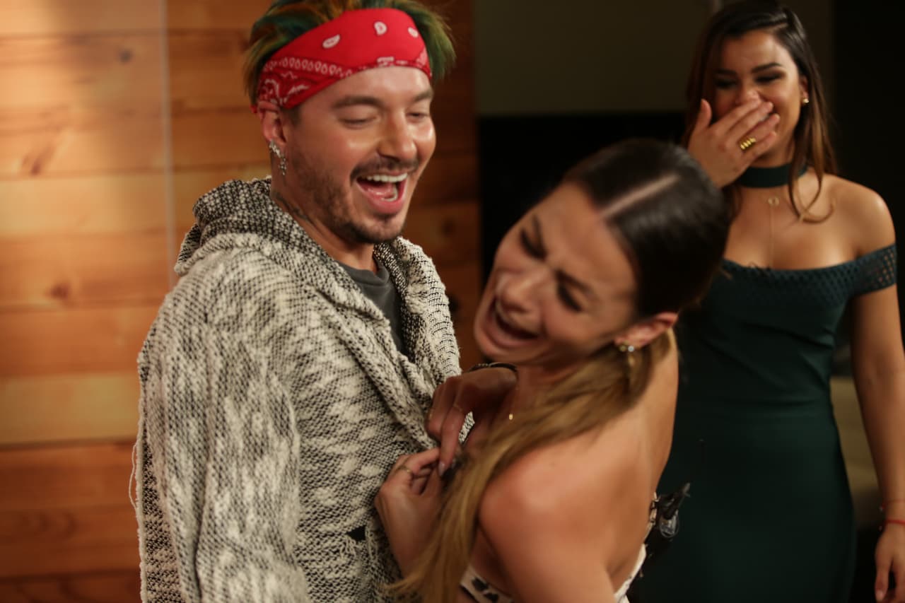 Pero él no dudó ni un segundo en bromear al respecto. Todo se debió a que el micrófono de Nastassja se atoró en la sudadera de J Balvin.