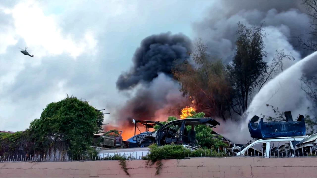 Más de 100 personas evacuadas por voraz incendio en negocio de desguace de carros en Opa-locka