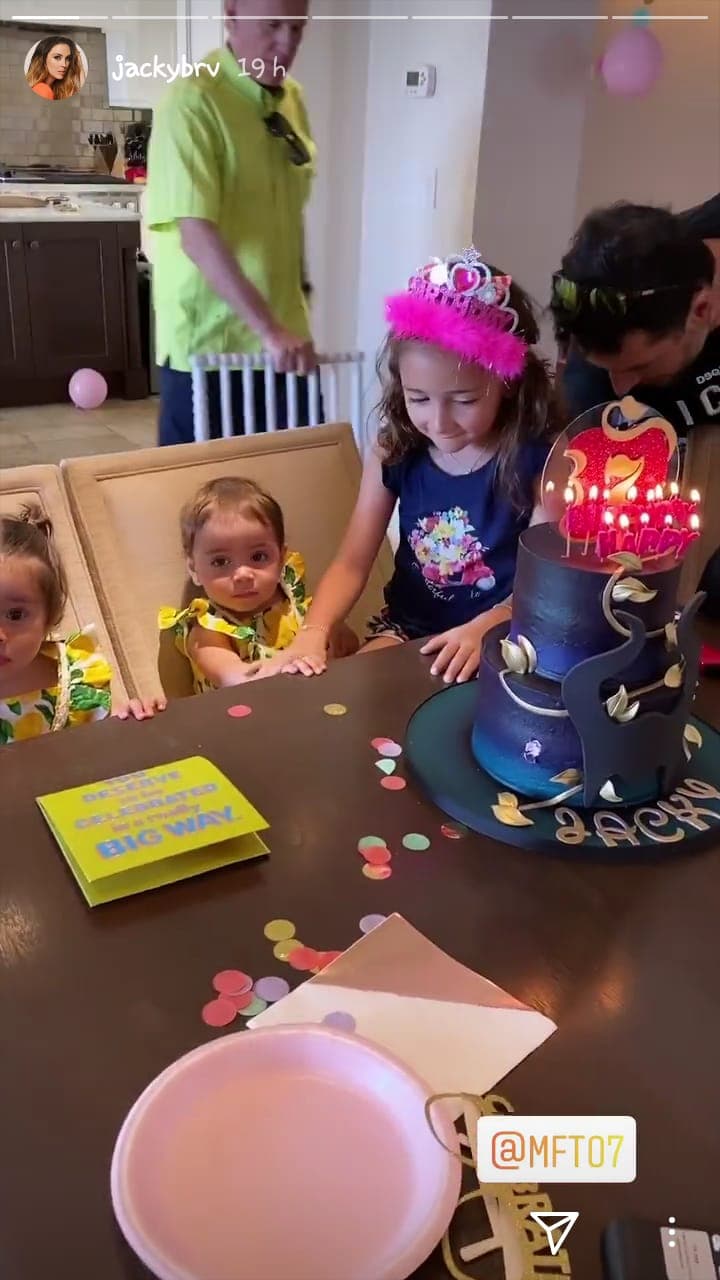 Jacky también compartió, a través de sus historias en Instagram, un breve clip del festejo que le hicieron a mini Jacky.