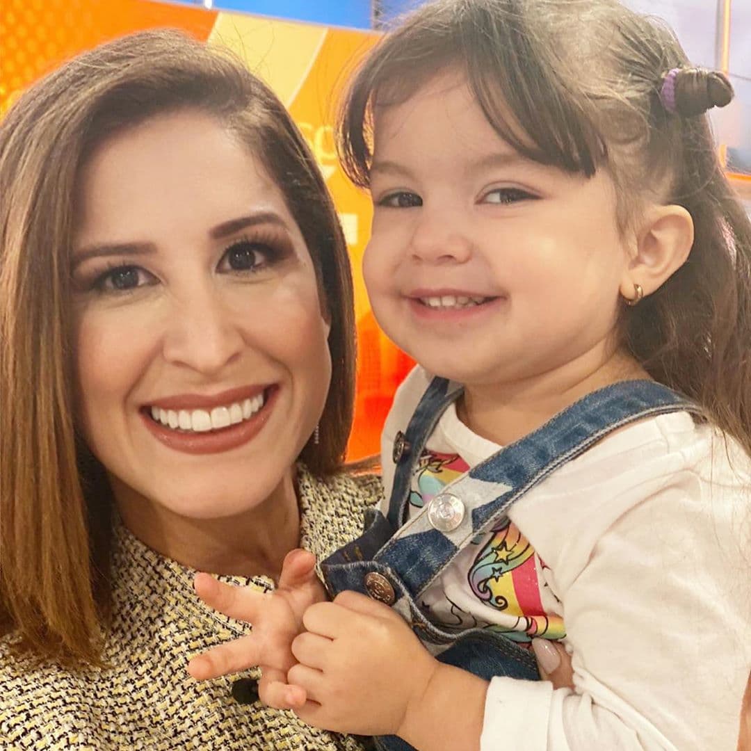 Como "su entrevistada favorita", Ely cargó a la pequeña Salomé para que sonrieran juntas para esta linda fotografía.