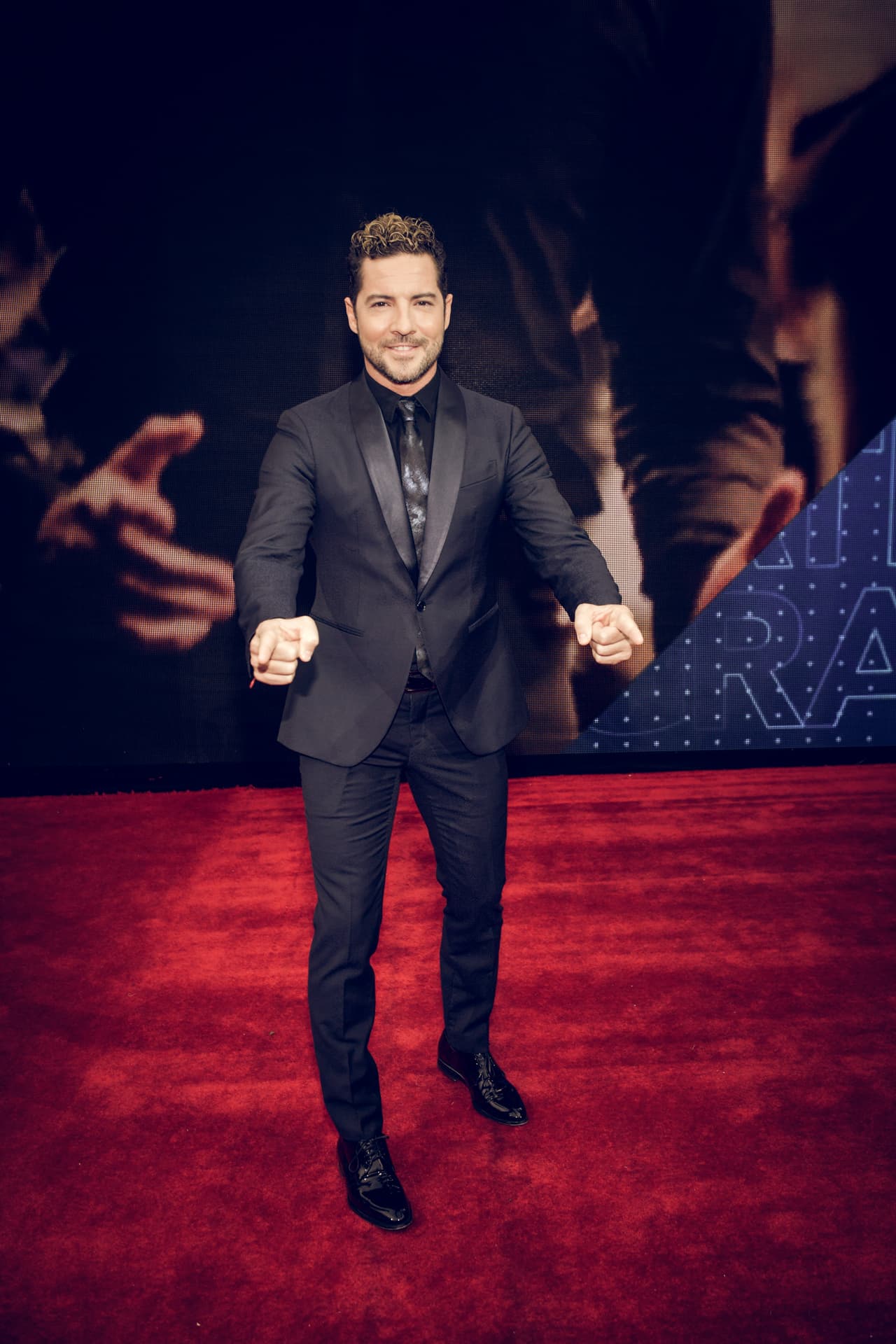 El cantante español David Bisbal asistió a la gala en un look totalmente negro, que lo hizo lucir elegante y juvenil, gracias al corte moderno de su traje.