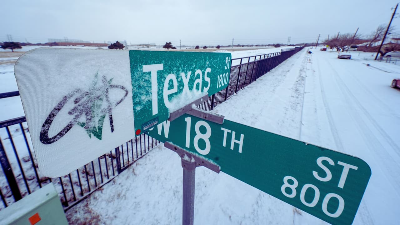 La nieve cubre la señal de la calle Texas, el lunes 15 de enero de 2024, en Grand Prairie.
