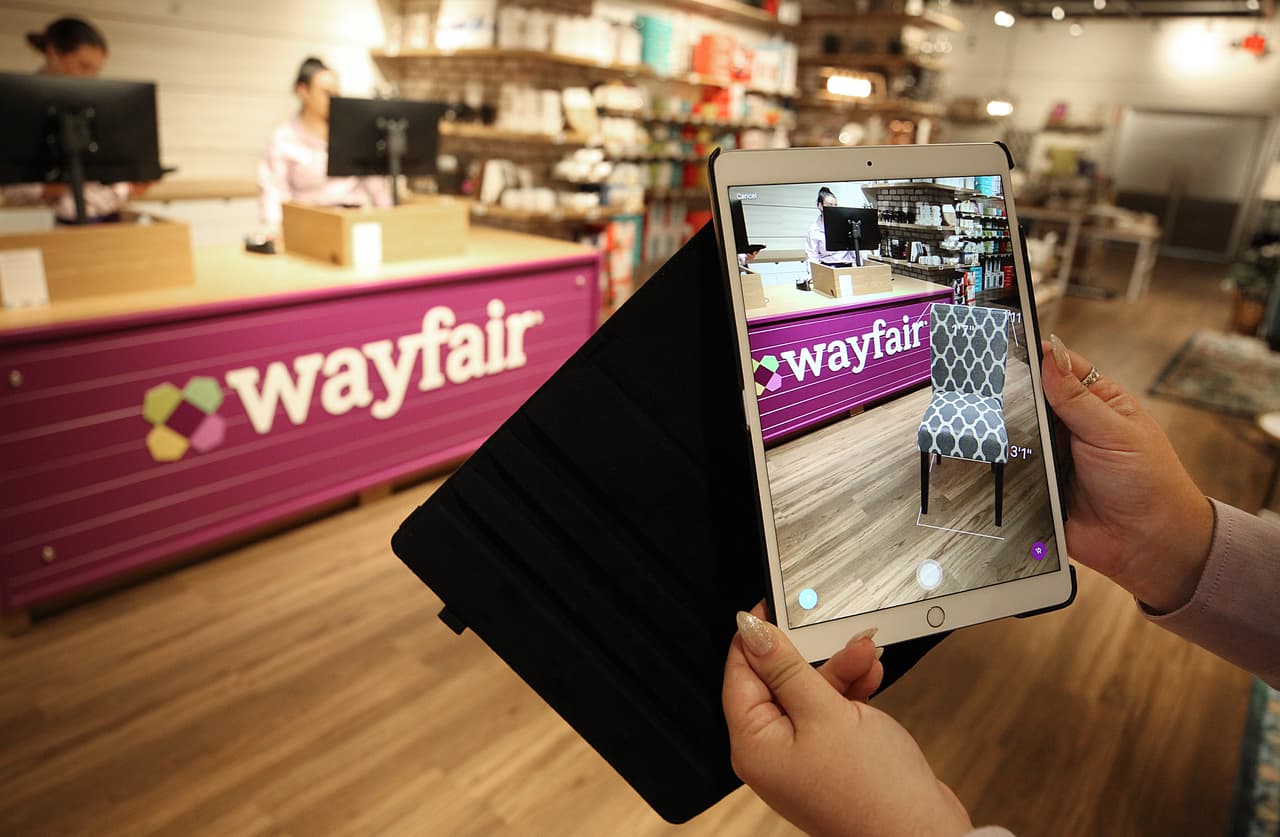 <b>Wayfair</b>.
<br>
<br>Este fabricante de muebles elevó su salario mínimo a 15 dólares por hora en enero de 2021.
<br>
<br>“A lo largo de los desafíos del año pasado, implementamos numerosas iniciativas para apoyar a nuestro equipo, incluido el pago de primas y bonificaciones. Ahora, al entrar en 2021, continuamos nuestro compromiso con el equipo y aumentamos el salario mínimo para todos los empleados por hora”, dijo Niraj Shah,
<a href="https://chainstoreage.com/wayfair-raises-minimum-wage-15-hour"><u>director ejecutivo y cofundador de la compañía</u></a>.