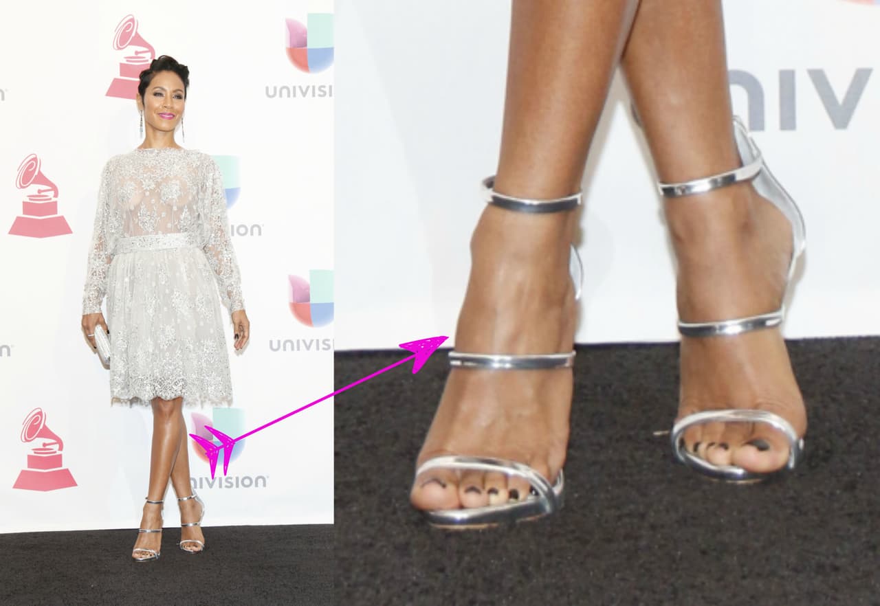 Jada Pinkett Smith asistió a la alfombra de Latin GRAMMY con un vestido corto en color blanco, además de unas zapatillas de tiras delicadas en color plateado.