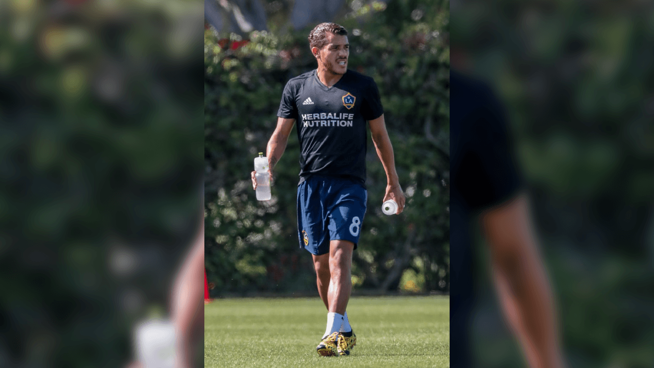 Mientras el mediocampista, Jonathan dos Santos, lució muy concentrado en el regreso del equipo a sus instalaciones.