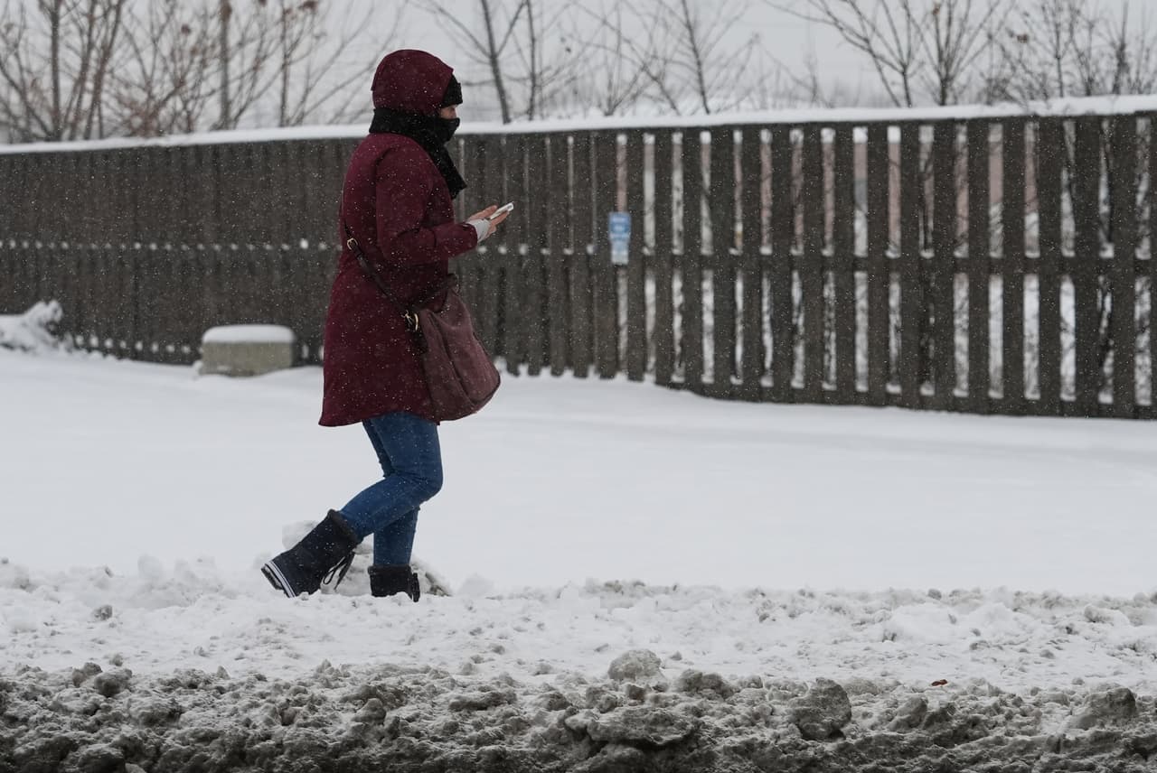Asimismo, la exposición prolongada puede causar 
<b>quemaduras por frío en la piel</b>. Entre los 
<b>síntomas iniciales</b> se encuentran la 
<b>piel blanquecina, roja o morada</b>, dolor y una sensación de “piquetes de aguja”. En casos más graves, pueden presentarse 
<b>entumecimiento y coloración negra de la piel</b>, lo que requiere atención médica inmediata.
<br>