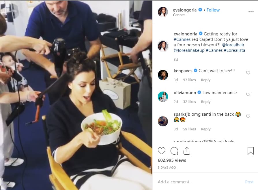 En esta imagen se puede apreciar al pequeño en la parte trasera, mientras Eva come ensalada y su equipo de estilistas la arregla.
<br>