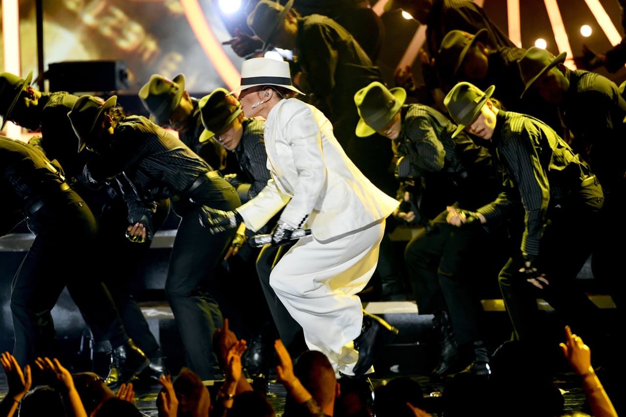 La participación de Cardi B fue incluída en un video que se mostró mientras Jennifer López mantenía la acción sobre el escenario.