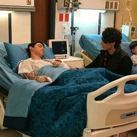 Tras un accidente con pirotecnia, que llevó a Temo a hospital, Aris le confesó que estaba enamorado de él.