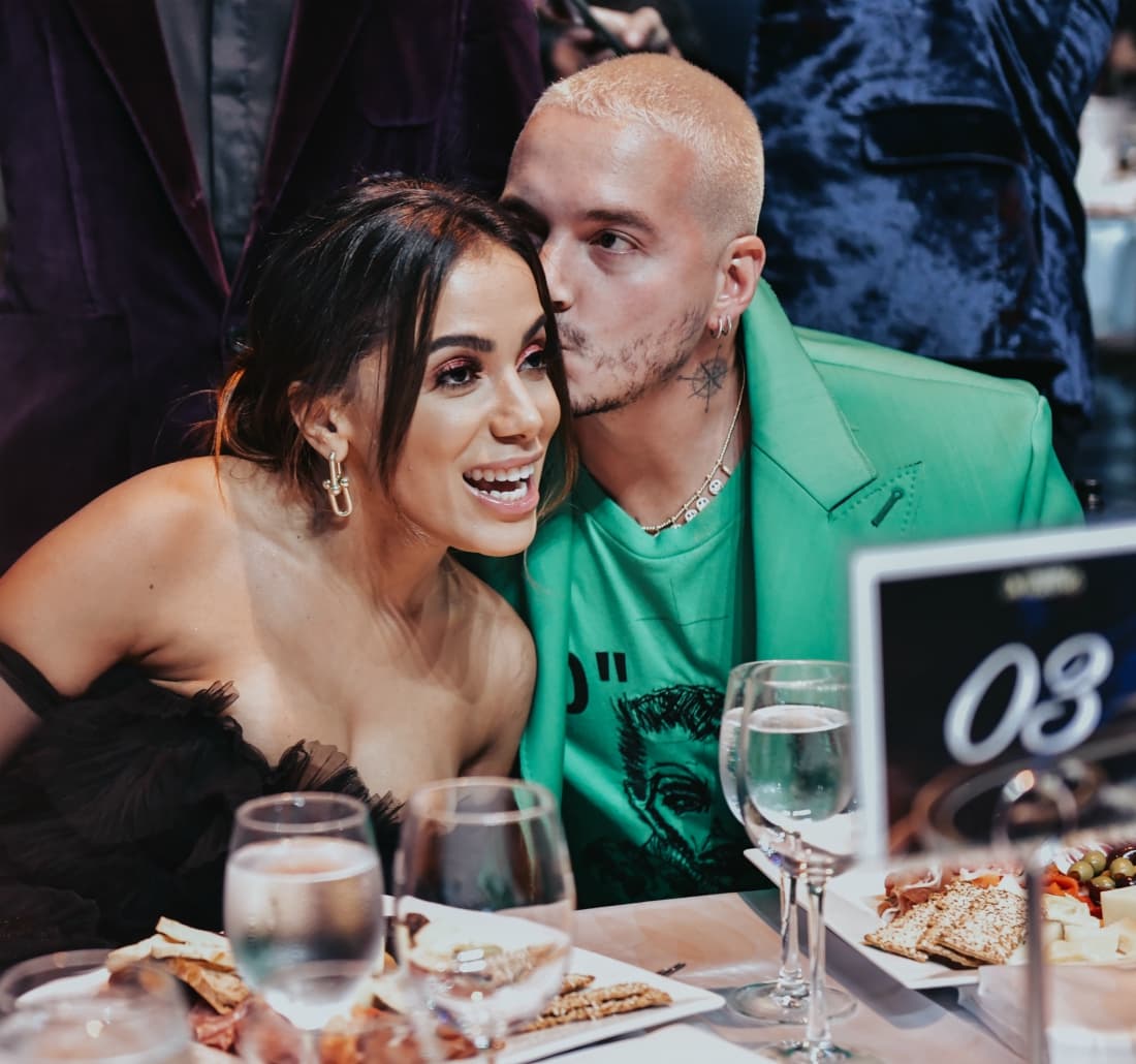J Balvin aprovechó para darle este dulce beso a Anitta.