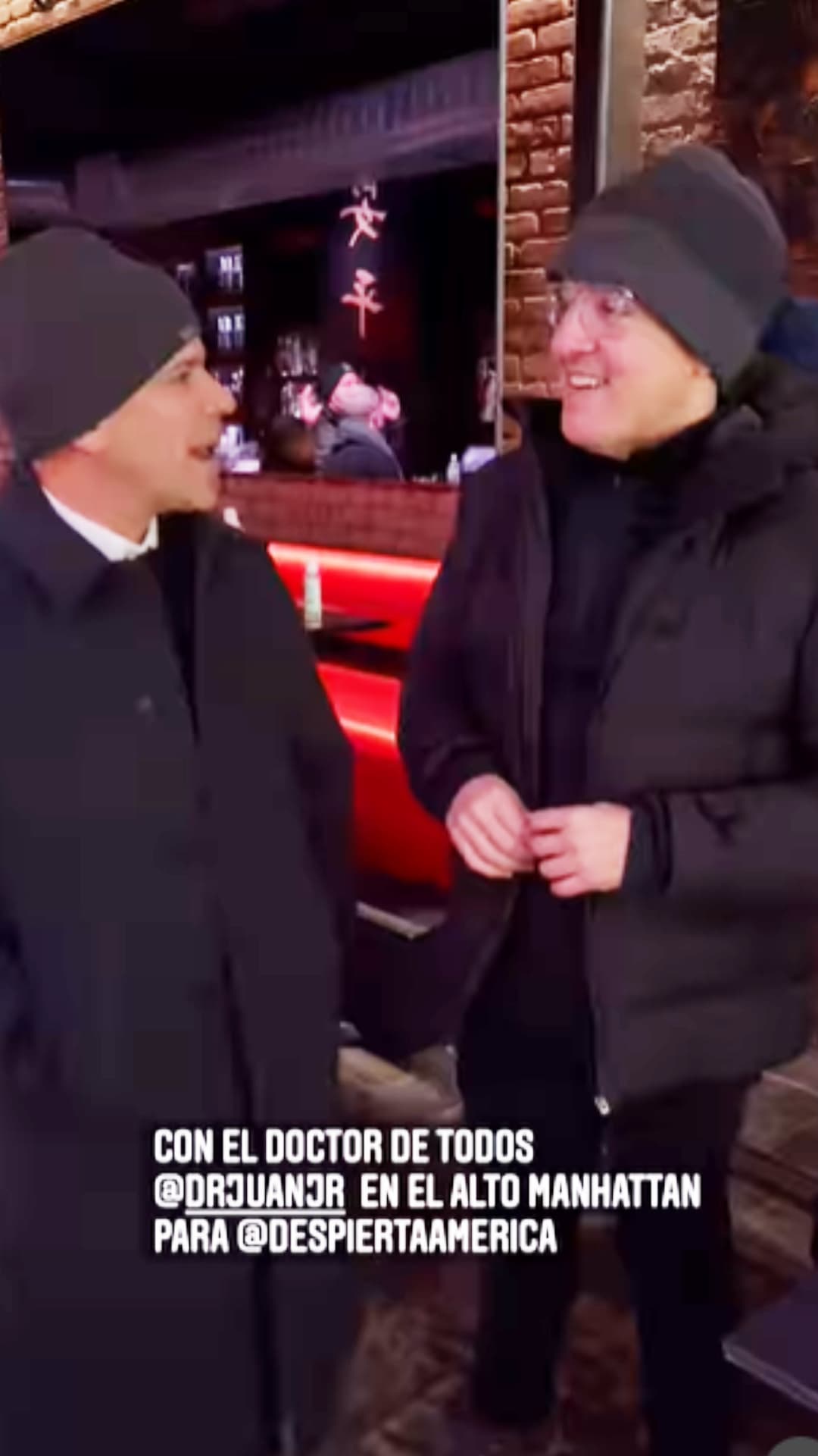 La presencia del doctor Juan Rivera tampoco podía faltar y muy bien abrigado también llegó a Nueva York con Raúl.