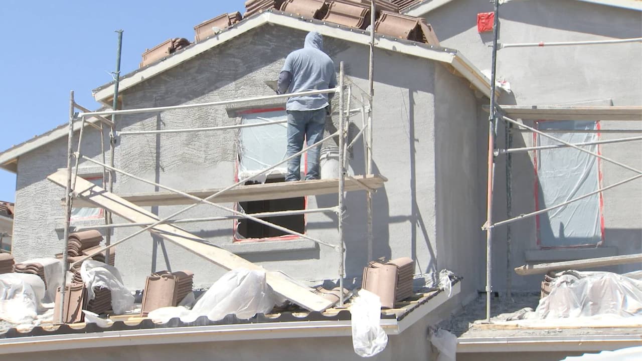 En algunas zonas de Arizona el termómetro podría alcanzar los 102°F este fin de semana. Trabajadores, especialmente al aire libre, deben tomar precauciones ante las intensas temperaturas. Le presentamos consejos para protegerse de las altas temperaturas y así evitar un 
<a href="https://www.univision.com/local/arizona-ktvw/que-es-un-golpe-de-calor-y-cuales-son-sus-efectos-video">golpe de calor. </a>