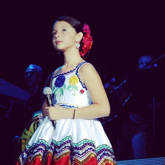 Igual de orgullosa por sus raíces mexicanas como su abuela Flor Silvestre.