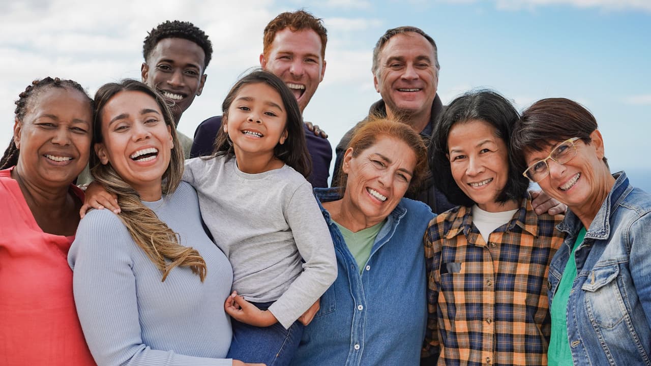 <h3 class="cms-H3-H3">Texas suena distinto: mezcla, identidad y familia </h3>
<br>En un estado donde
<b>más de 12 millones de personas son hispanas</b>, los nombres cuentan historias.
<b>Historias de migración, de orgullo, de adaptación. </b>Muchas familias
<b>quieren mantener la conexión con sus raíces, por ejemplo, mexicanas</b>, pero también darle a sus hijos
<b> una identidad que funcione en dos mundos.</b> Por eso vemos que nombres como Gael, Thiago, Luna o Valentina empiezan a ganar espacio, al mismo tiempo que Leo o Aria reflejan nuevas influencias.