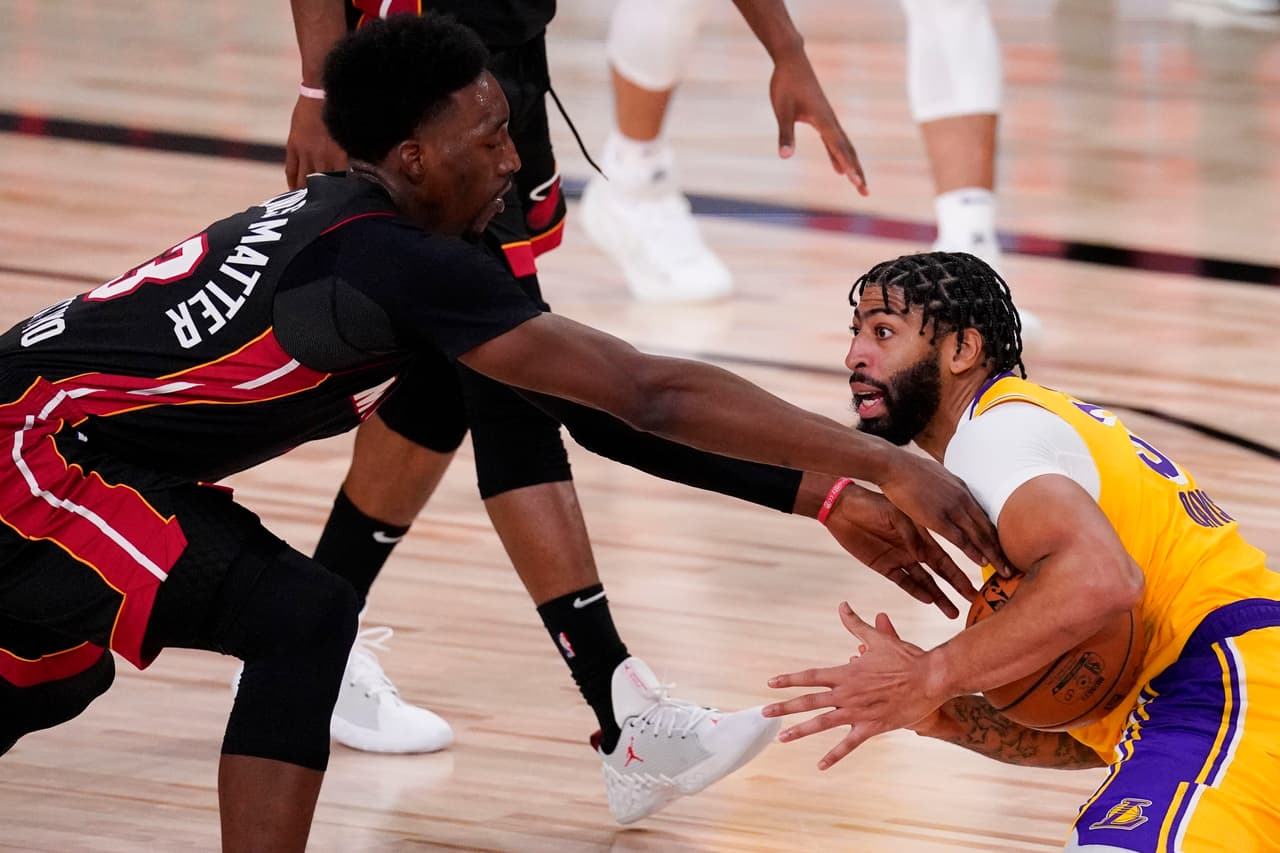 LeBron James comanda los victoria de los Lakers 102-96 sobre el Miami Heat y buscarán coronarse como campeones el próximo viernes 9 de noviembre.