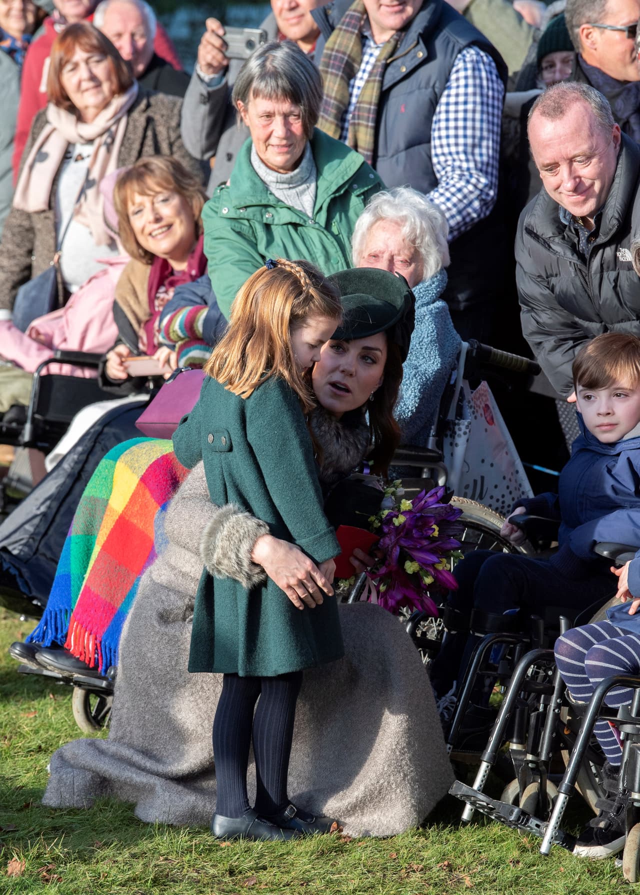 La duquesa de Cambridge y su hija también recibieron ramos de flores.