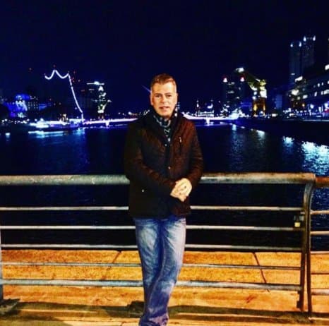 El actor viajó a Chile a principios del mes de agosto y fue desde ahí que decidió presumir su cambio de look, el cual comprende según la publicación mexicana un nuevo color de pelo, nueva dentadura y algunas cuantas aplicaciones de botox en el rostro.