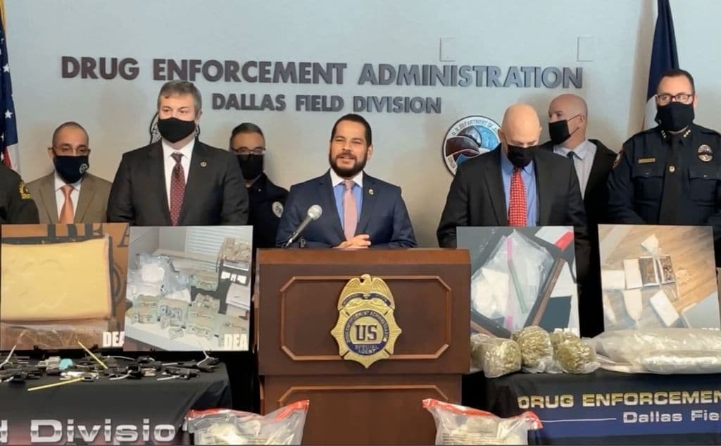 El agente especial de la 
<a href="https://www.univision.com/local/dallas-kuvn/atentos-padres-asi-es-como-los-emojis-estan-siendo-usados-para-comercializar-drogas-video">DEA en Dallas,</a> Eduardo A. Chávez, informó que también 
<b>hubo otros arrestos relacionados con este operativo en Oklahoma, Los Ángeles y Bakersfield,</b> mientras que hay un prófugo. A los 21 sospechosos se les acusa de distribución de fentanilo y cocaína, así como posesión de armas de fuego. Ellos 
<b>podrían enfrentar hasta 40 años de prisión, dijo más tarde la oficina del fiscal federal.</b>