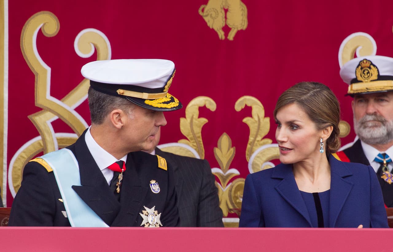 El rey y la reina platicando.
