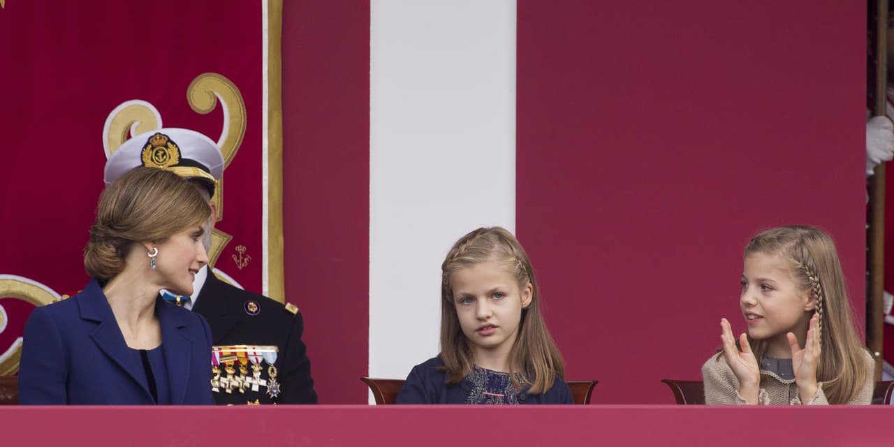 Leonor vistió el mismo tono que su mami, azul marino.