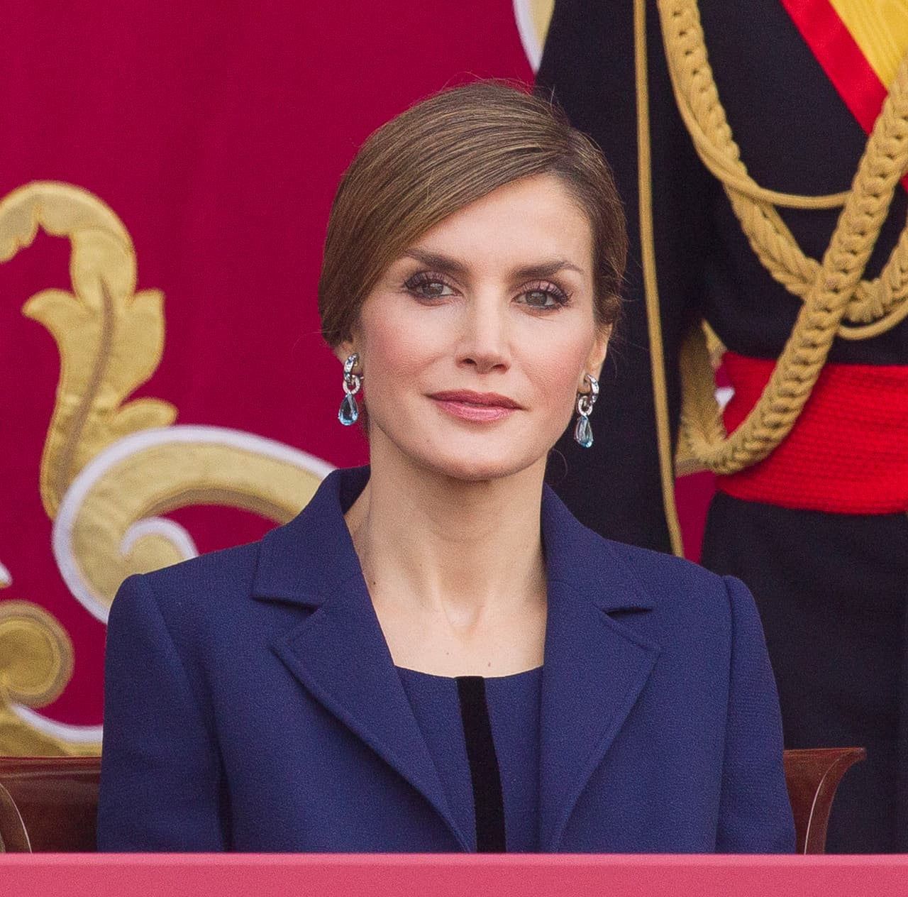 Letizia lució muy guapa con su melena recogida.