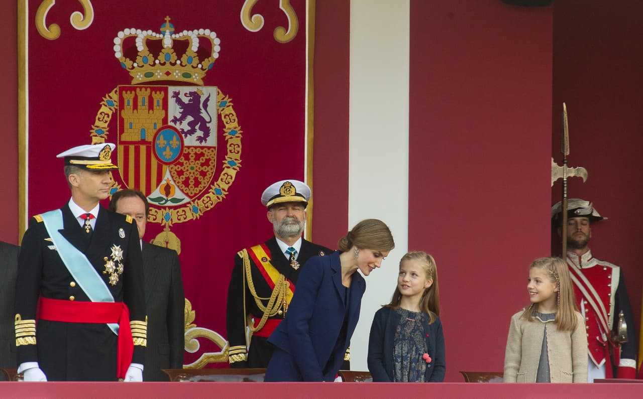 Aquí haciendo preguntas a su mami.