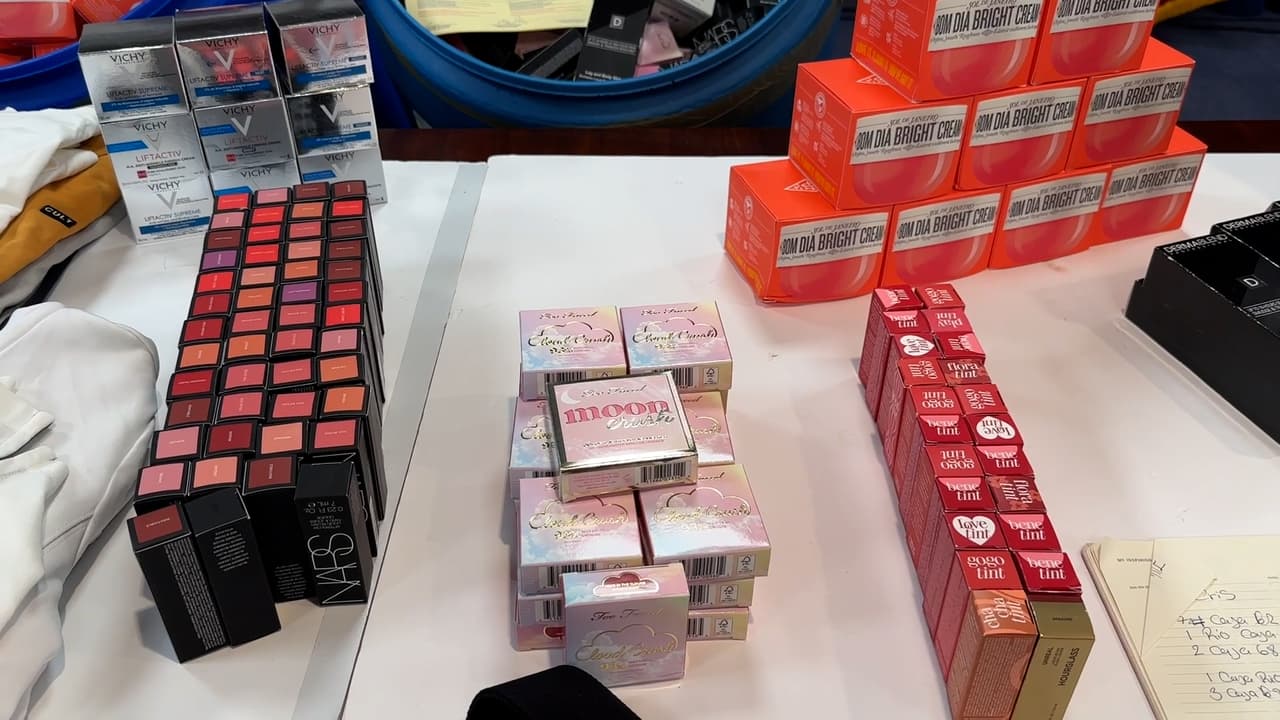 También 
<b>están acusados de pagar a los conductores de camiones para que desviaran productos destinados a tiendas como Sephora y Ulta Beauty</b> hacia los almacenes de la red criminal.
<br>