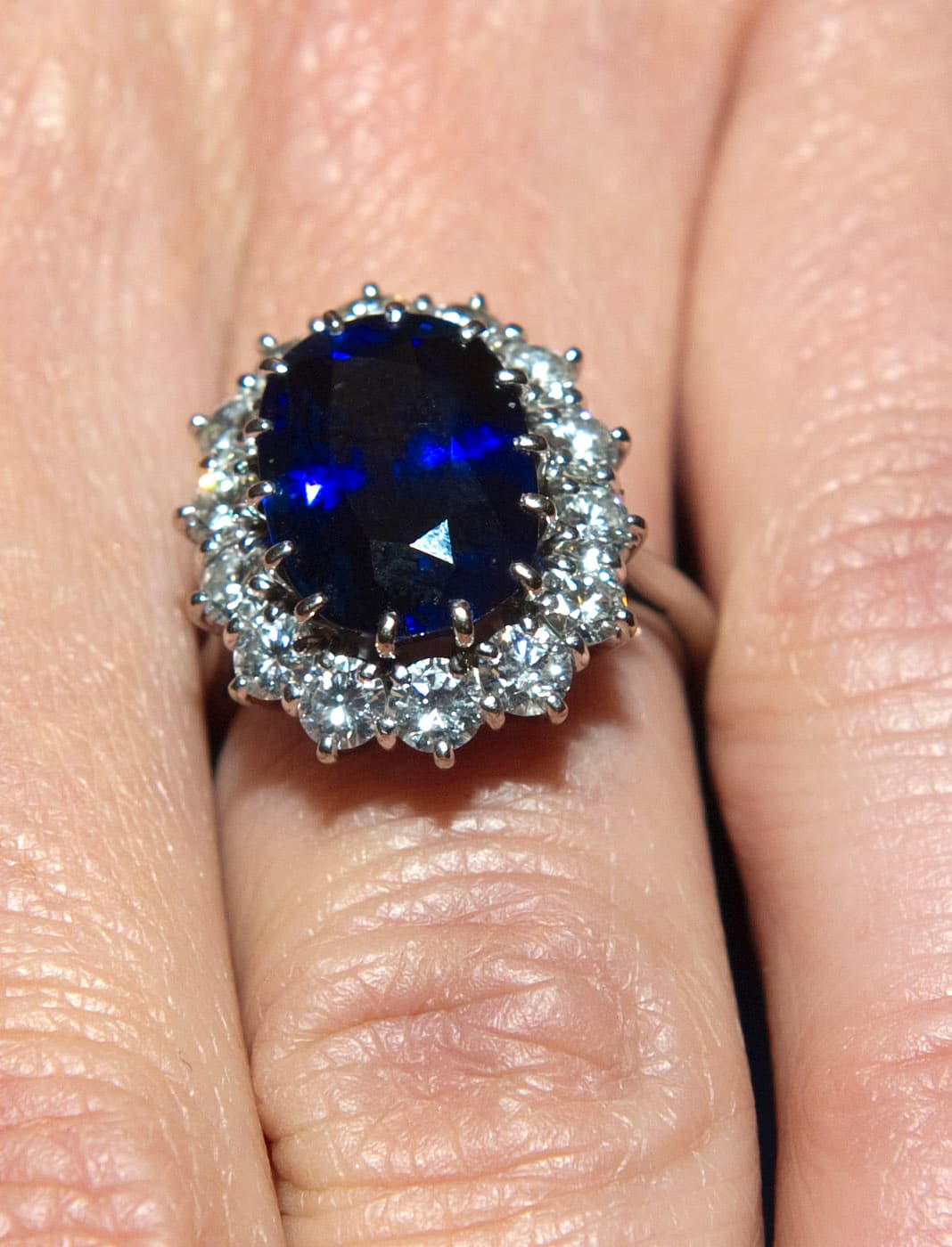 El anillo, una de las joyas más emblemáticas de Lady Di, se compone de un espectacular zafiro de 18 quilates que posee un azul intenso rodeado por 14 diamantes.
<br>