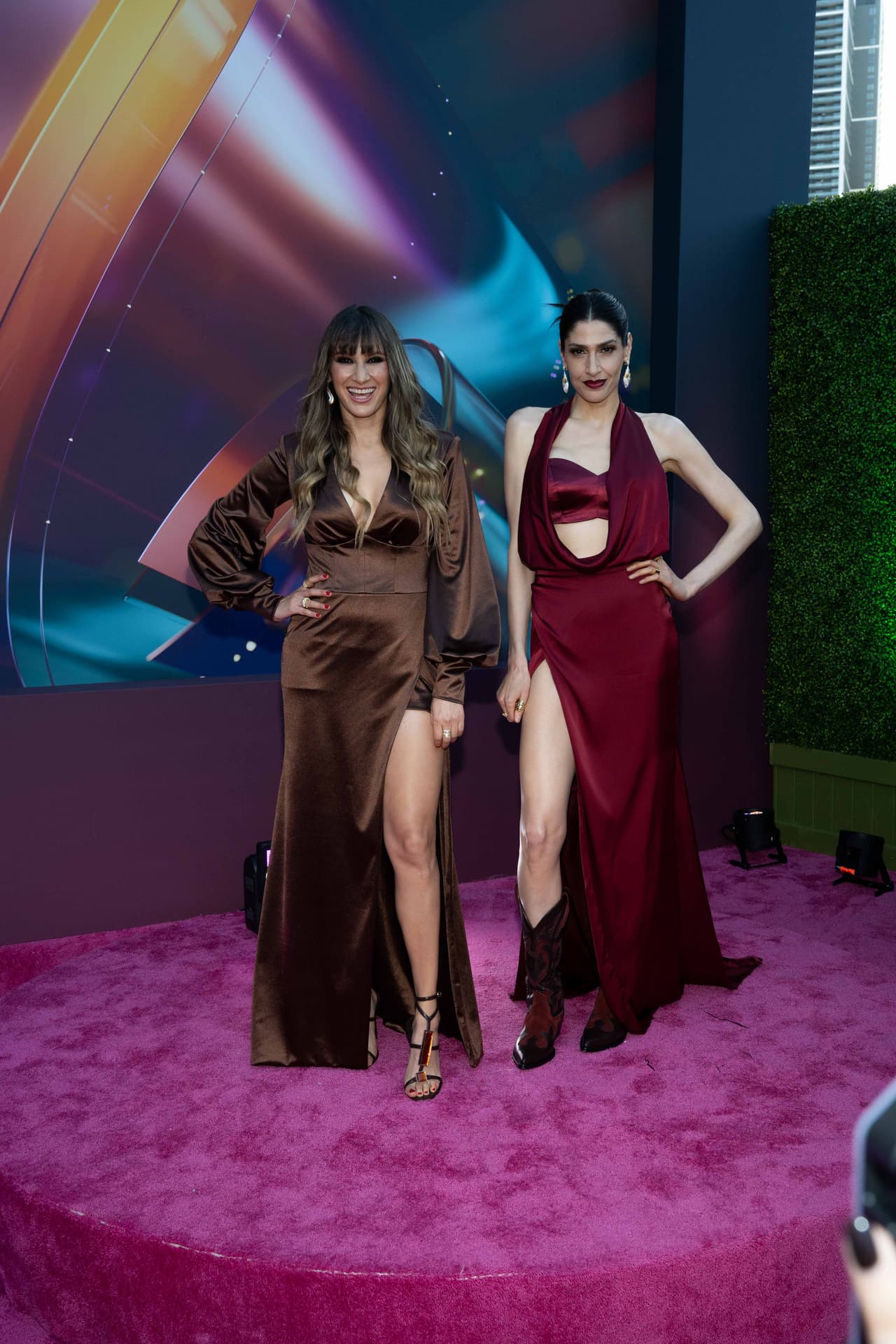 Las hermanas Hanna y Ashley del popular dueto Ha*Ash a su llegada a la ceremonia.
