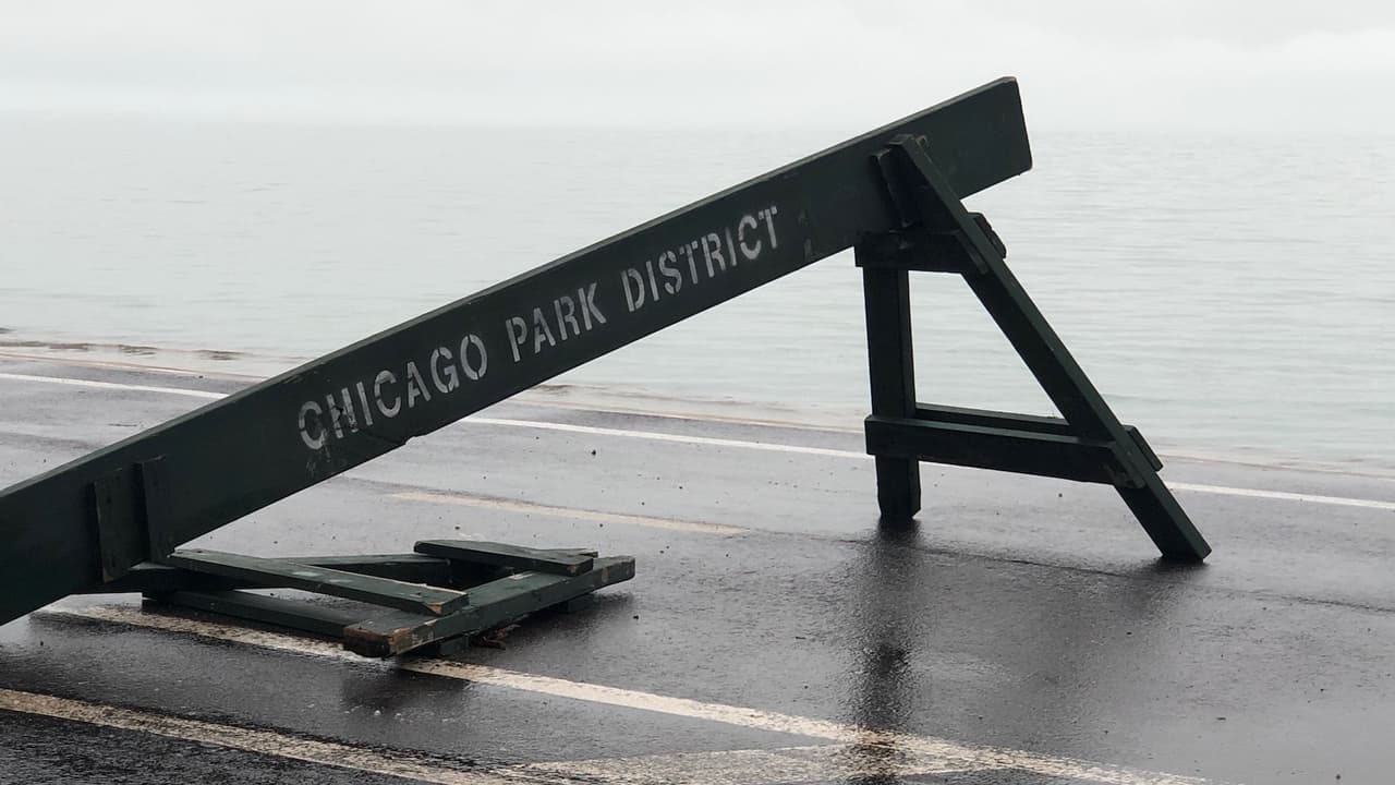 Personal del Distrito de Parques de Chicago, colocó vallas para impedir el paso de peatones y ciclistas a algunas áreas junto al Lago Michigan.