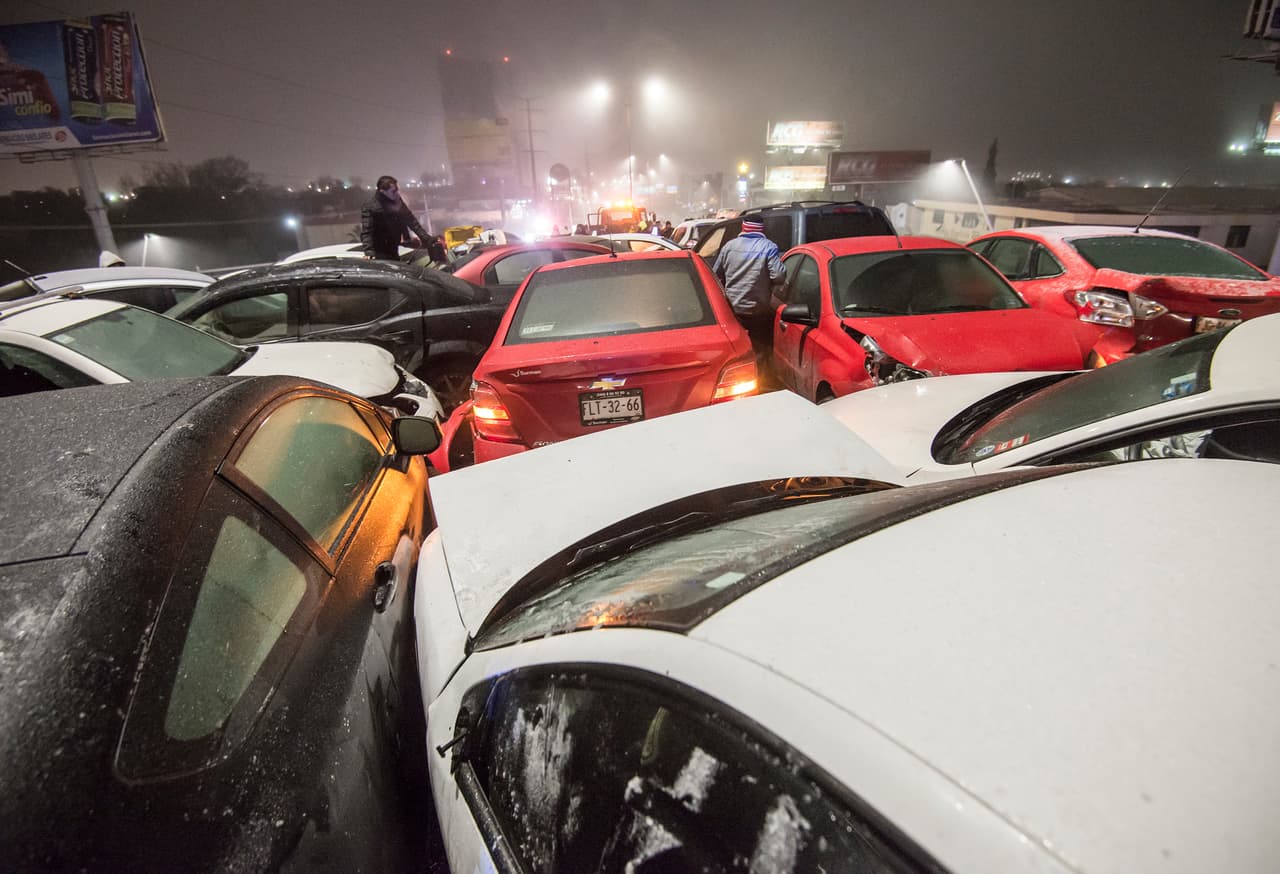 La Policía Federal también cerró a la circulación la autopista entre Saltillo y Monterrey debido a la presencia de un banco de niebla que limitó la visibilidad al conducir.