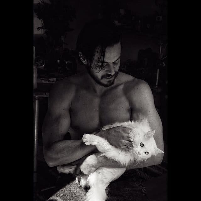 Su mascota es la más feliz en sus brazos.