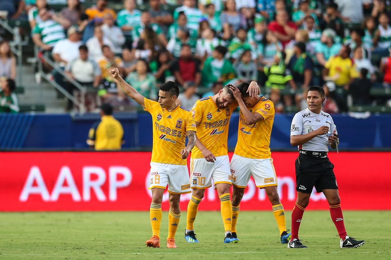 El crack e ídolo de Tigres definió el 4-0 en una buena jugada colectiva, sí, con un tiro machucado que entró en la cabaña de Santos, para culminar la goleada monumental sobre Santos, y hacer más feliz su domingo que comenzó con su Francia levantando la Copa del Mundo por segunda ocasión.