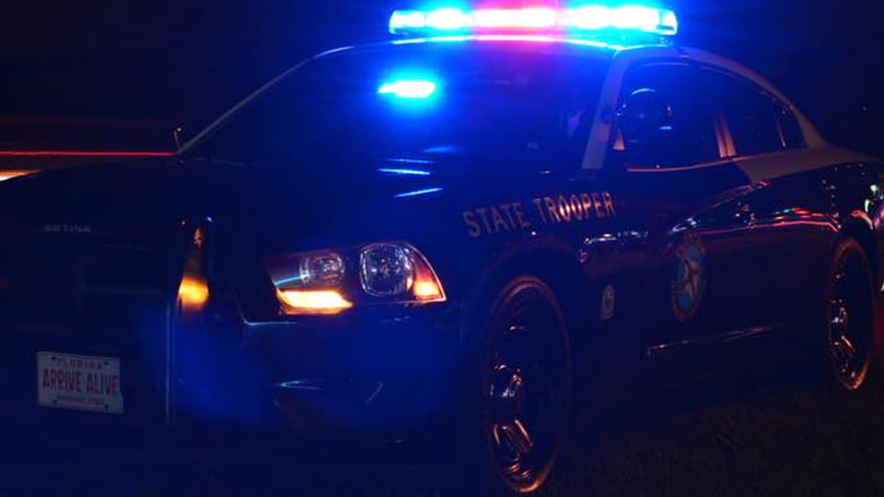 Choque deja tres muertos al volcarse un camión de asfalto en Clermont